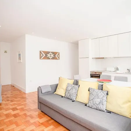 Liiiving In - Sunny Santa Catarina Apartment *