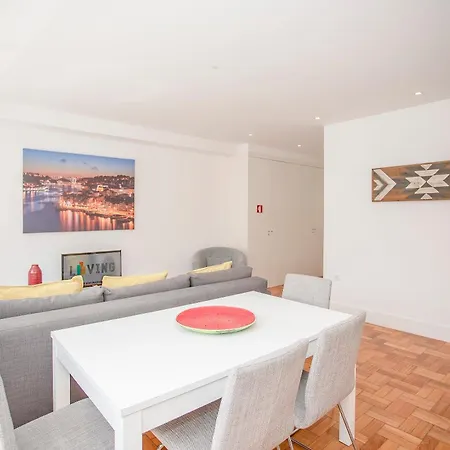 Liiiving In - Sunny Santa Catarina Apartment *