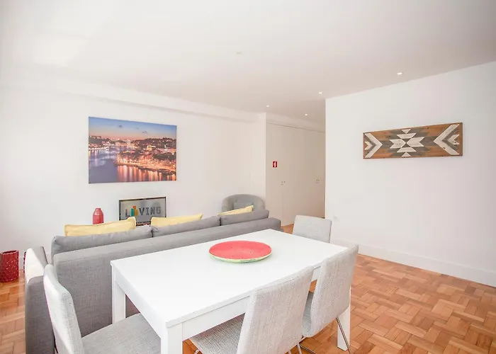 Liiiving In - Sunny Santa Catarina Apartment *